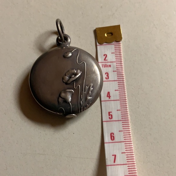 Locket - Picture 6 of 7